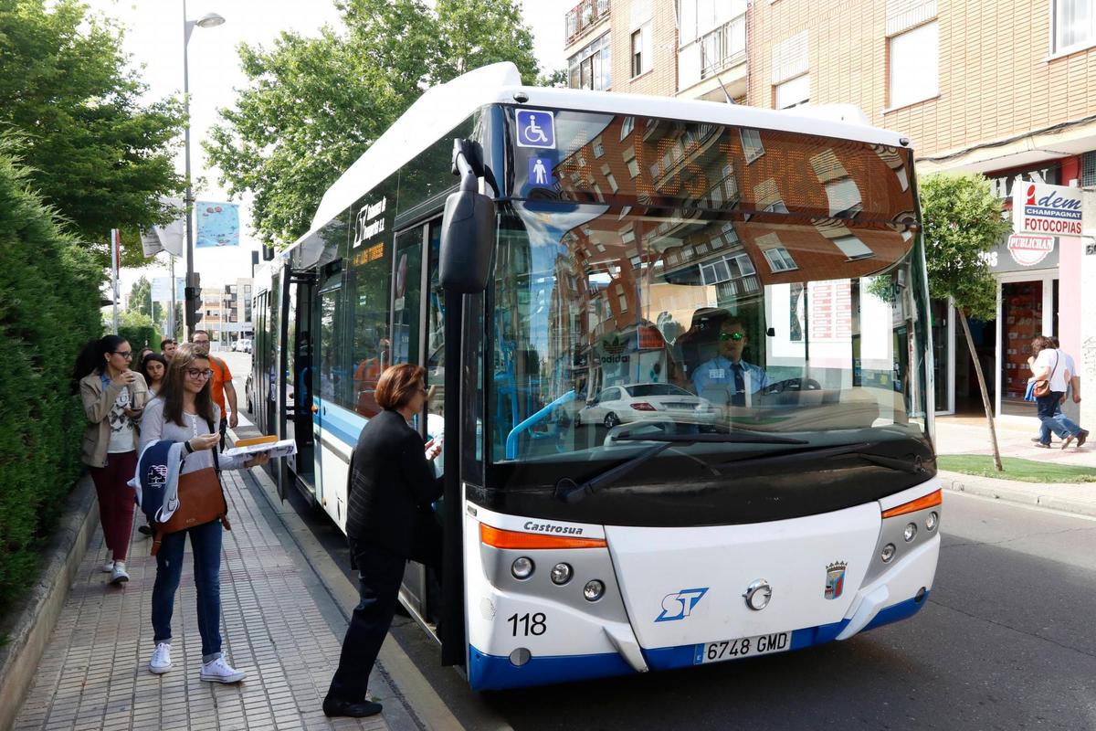 Autobús urbano en la avenida de los Maristas.