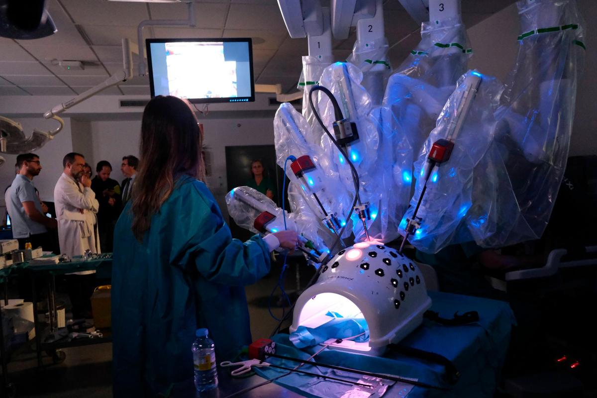 El equipo de Ginecología practica técnicas de resección en el quirófano de la Facultad de Medicina.