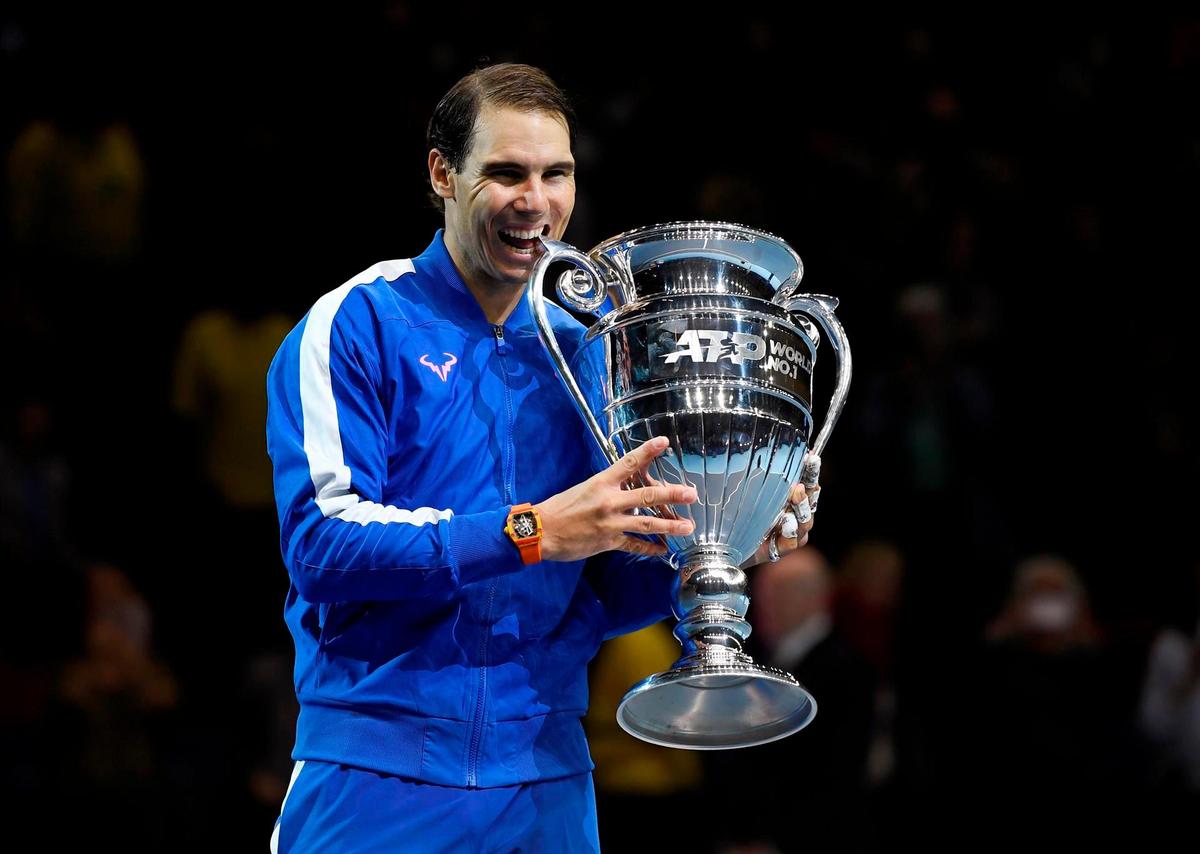 Rafa nadal muerde el trofeo que le acredita como número uno del mundo.