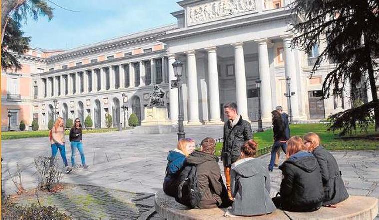 Visitantes a las puertas del Museo del Prado.