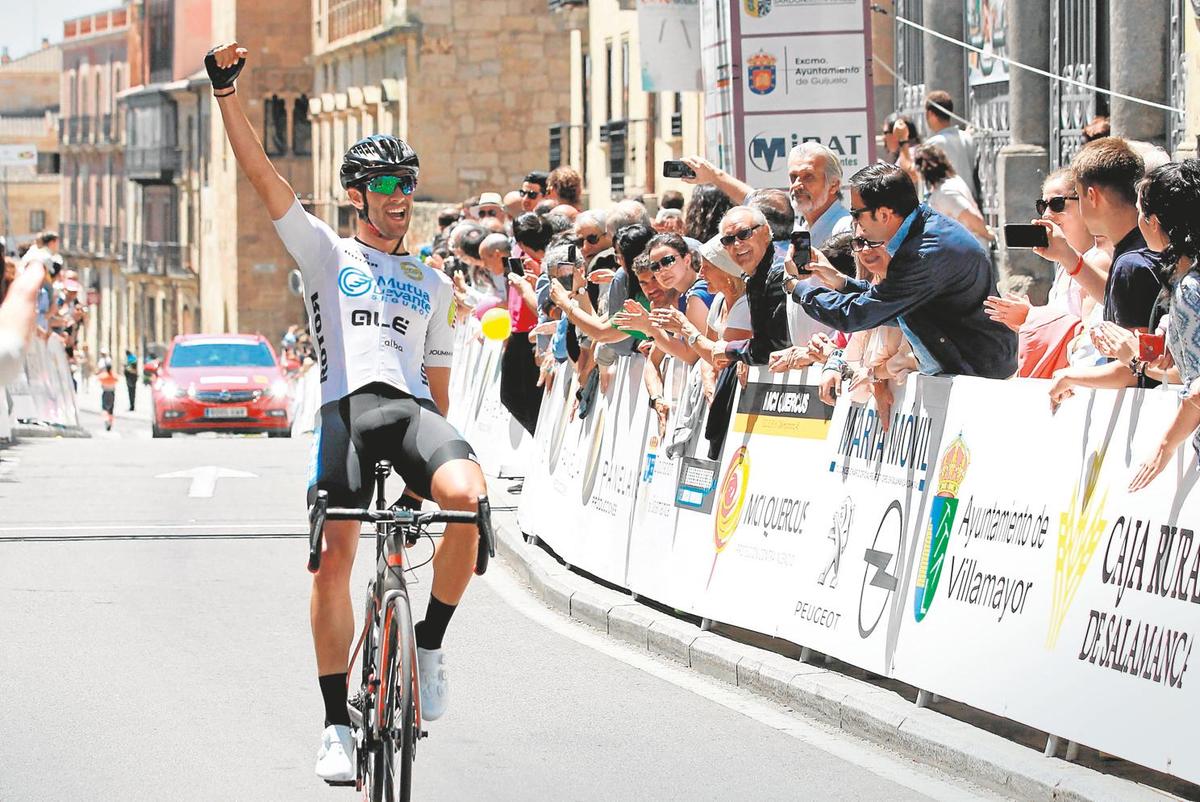 Felipe Orts celebra el triunfo en la última etapa de la pasada edición de la Vuelta a Salamanca.