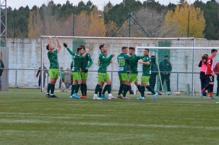 Celebración del primer gol del encuentro ante el Athletic B en El Municipal.