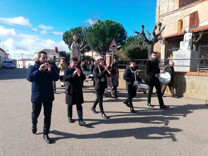 Los dulzaineros de Macotera fueron los encargados de animar la misa y la procesión.