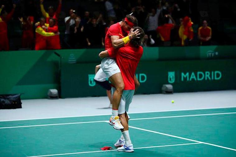 Nadal y Feliciano celebran tras su victoria sobre la pareja de dobles británica.