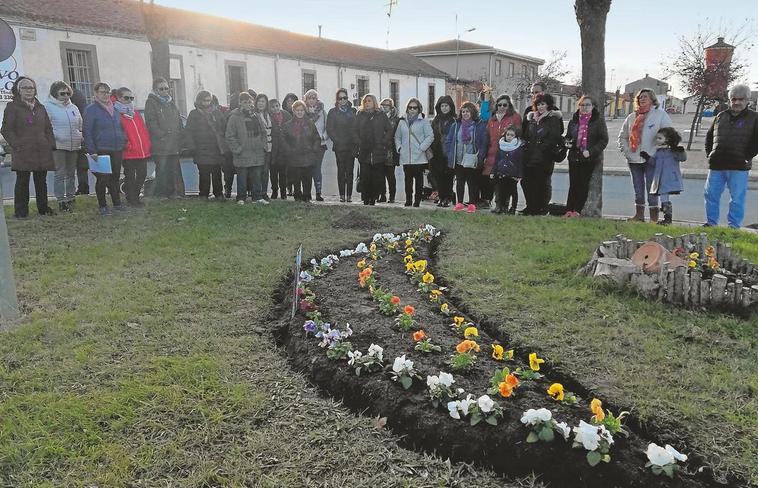 Las mujeres que participaron en el acto guardaron un minuto de silencio.