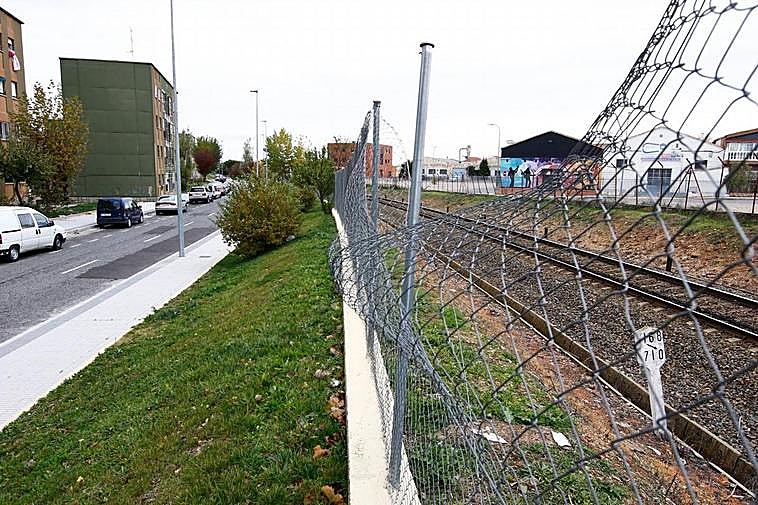 Valla prácticamente caída en las proximidades de la vía del tren en el barrio de San José.