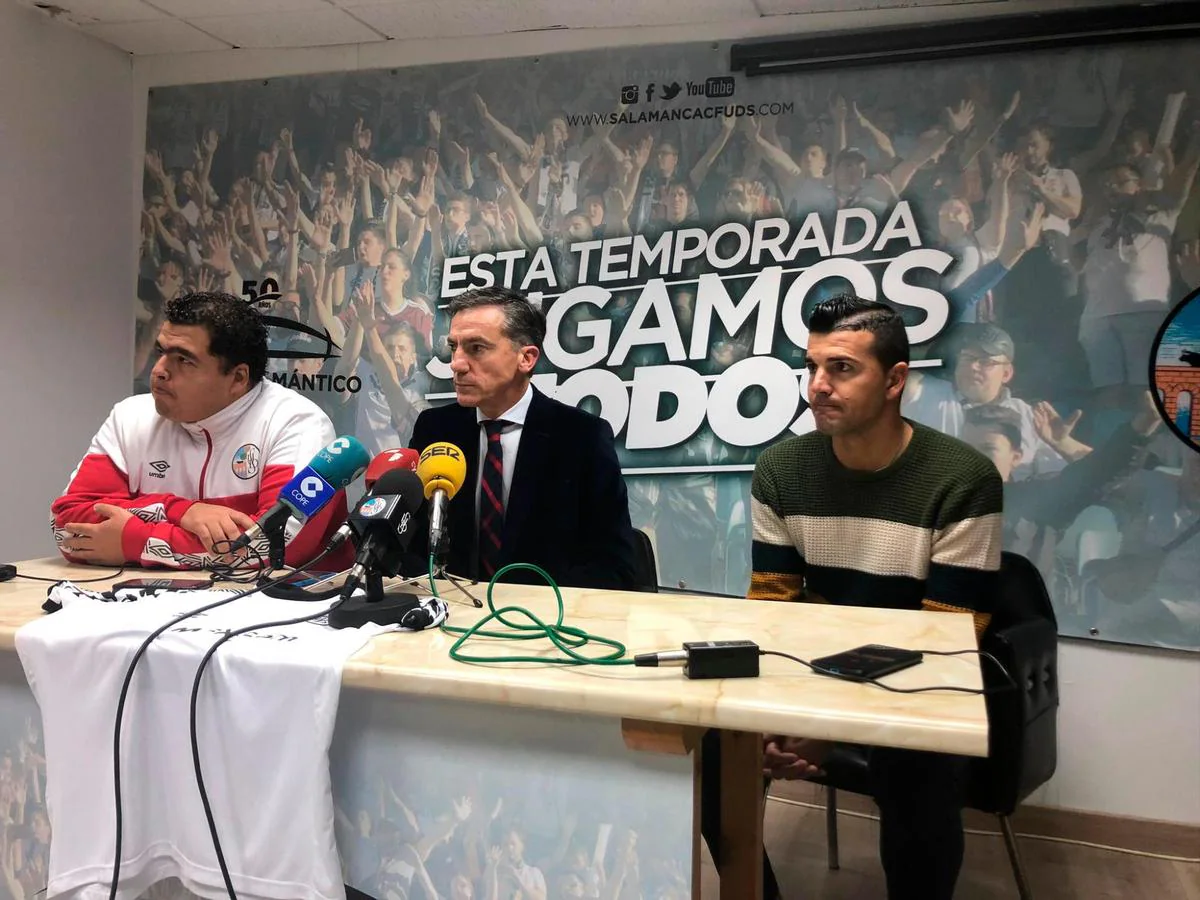 Octavio Mora, Aitor Larrazabal y Jorge Perona en la presentación del nuevo entrenador.