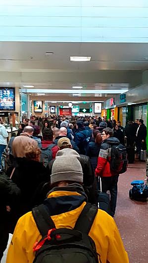 El caos que se vivió el viernes pasado en el vestíbulo por los controles.