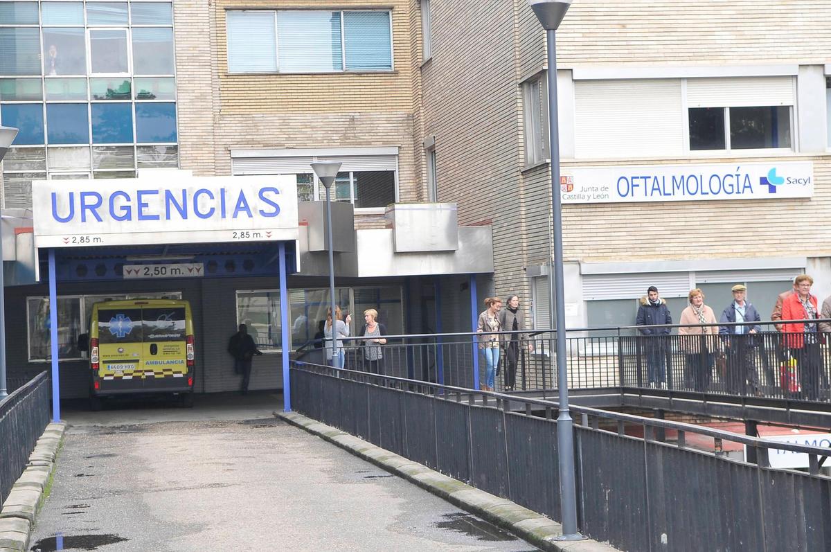 Entrada a las urgencias del hospital Virgen de la Vega.