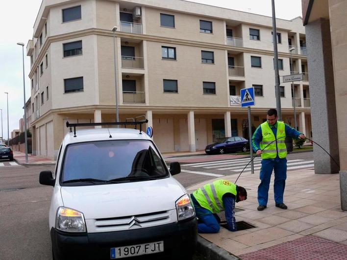 Dos operarios instalando la red de fibra óptica en un municipio salmantino.