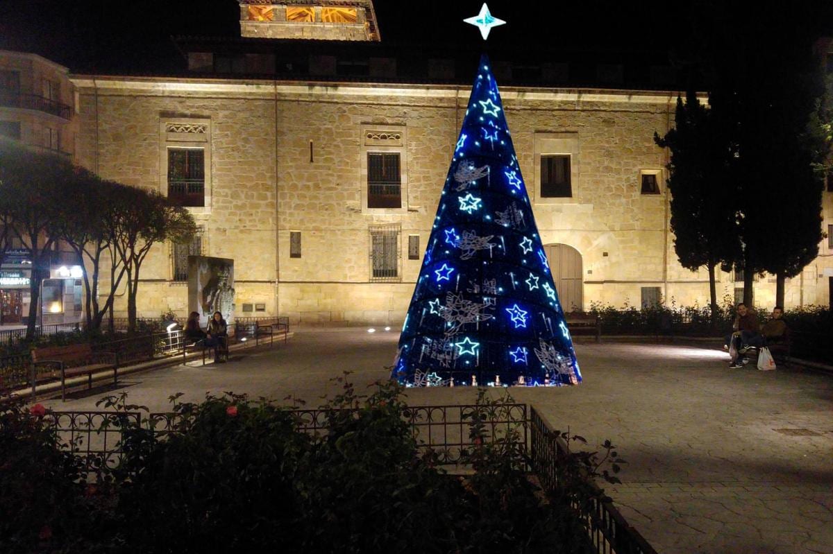 Nuevo árbol de Navidad instalado en la plaza de Santa Eulalia.
