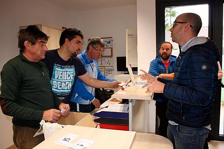 Momento del recuento de votos sobre el regreso de los toros a las fiestas del pasado sábado en Doñinos.