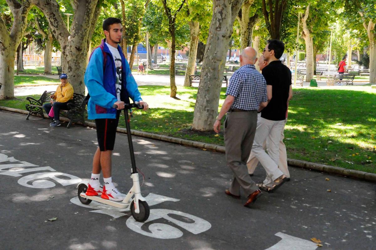 Un usuario mientras circula con un patinete eléctrico.