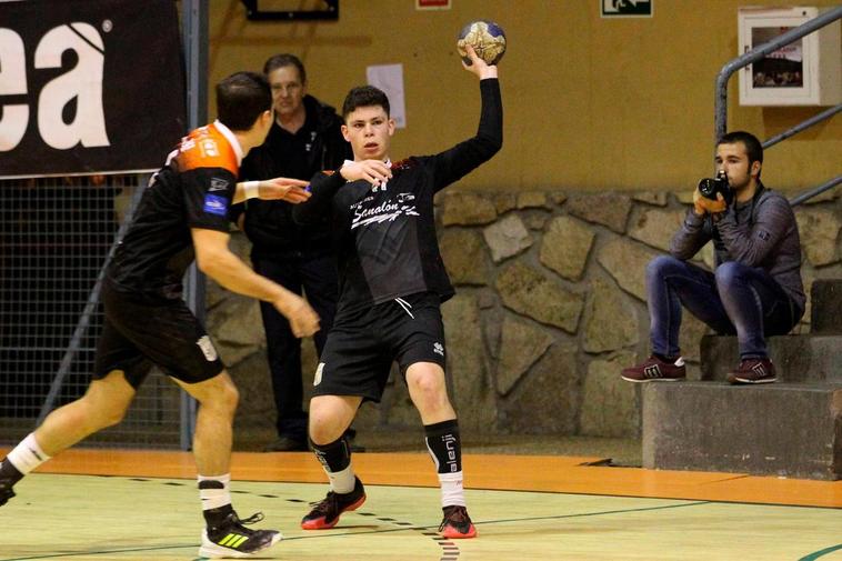 Ángel Lucía moviendo el balón en la frontal del área.