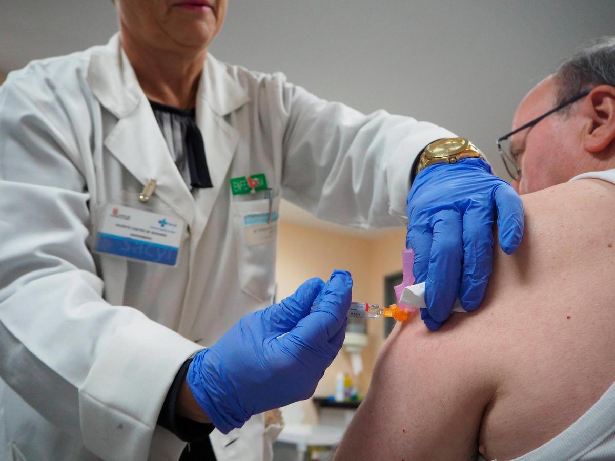 Vacunación de un paciente en un centro de salud de Salamanca.