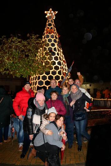 Villoruela inaugura su original y solidario árbol de Navidad