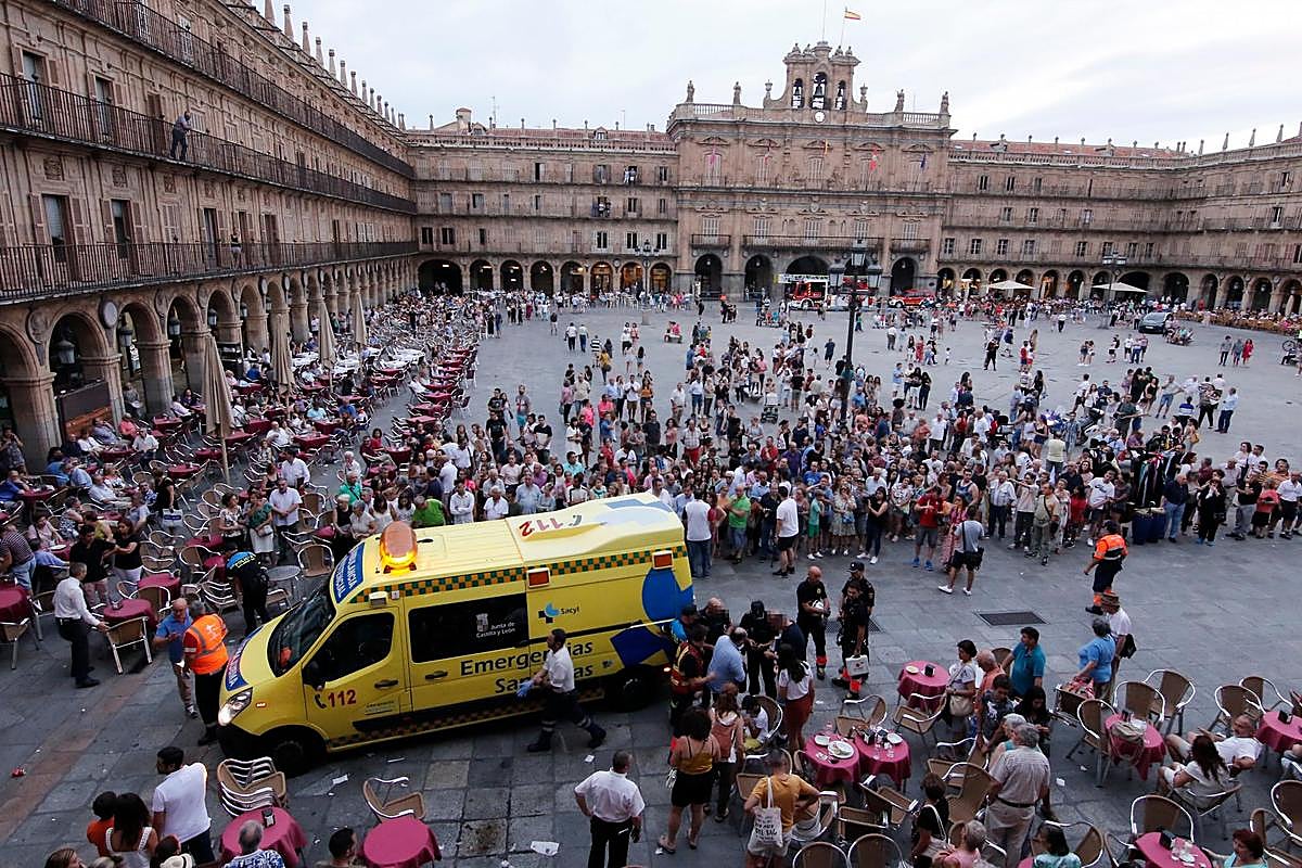Intervención de una ambulancia en la Plaza Mayor.
