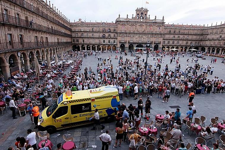 Intervención de una ambulancia en la Plaza Mayor.