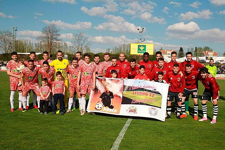 Los jugadores del Guijuelo y el Unionistas, en el derbio del pasado año en Las Pistas.