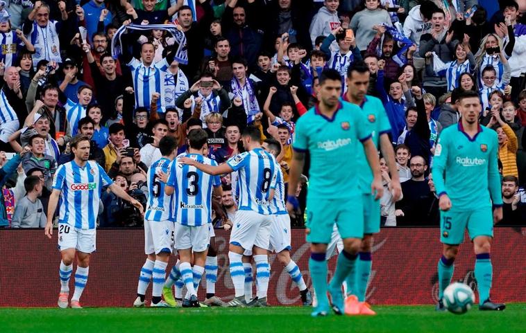 Los jugadores locales celebran un gol.