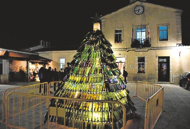 750 botellas dan forma al árbol de Aldea del Obispo.