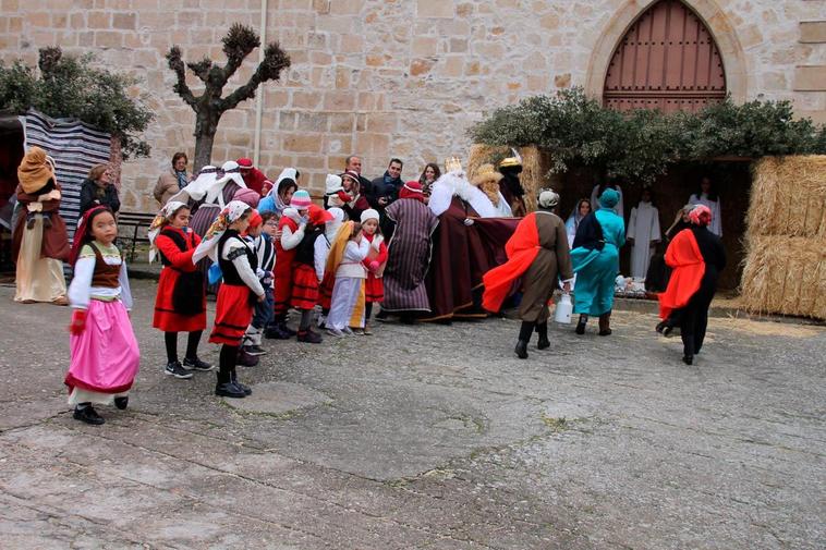 Los pastorcillos fueron a adorar al Niño Jesús, que esperaba en el portal creado en la plaza de Rollán.