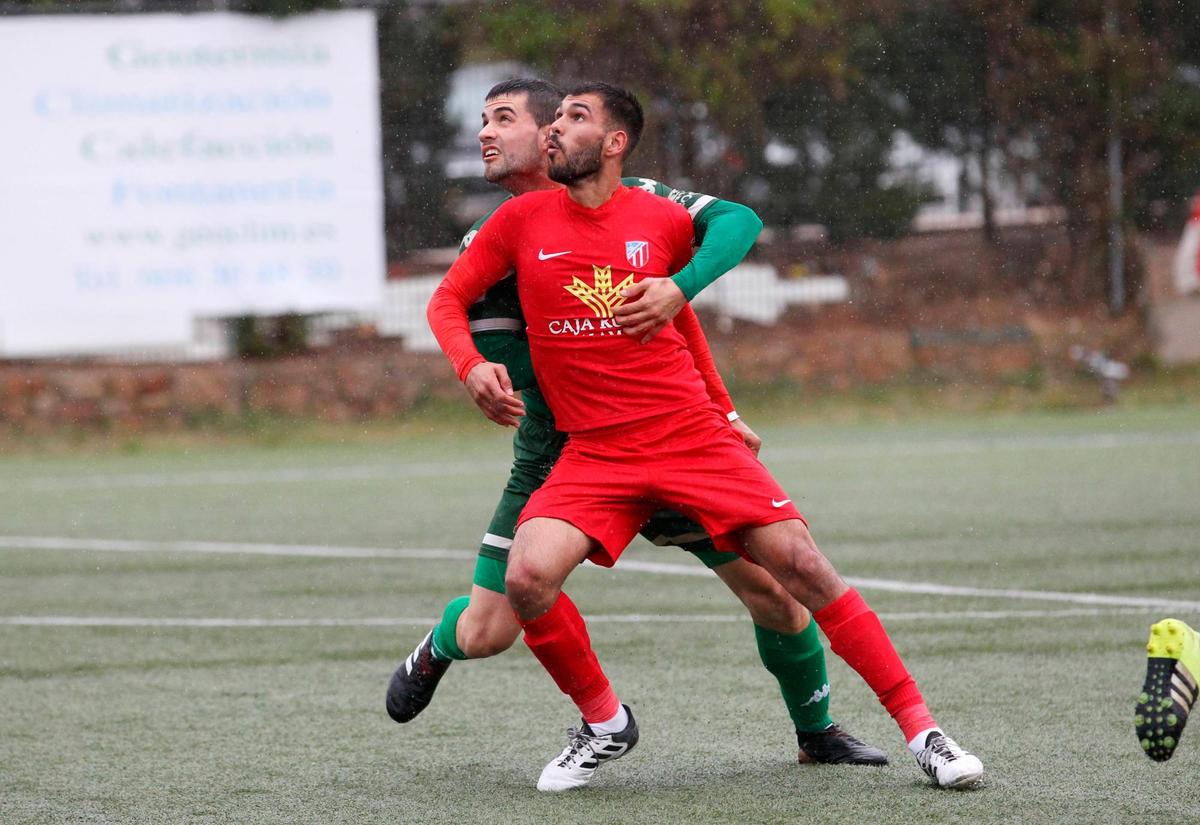 Ángel Lerma pelea con un rival.