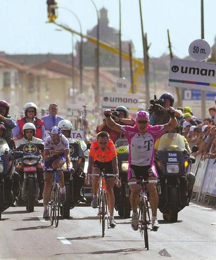 Vinokurov celebra el triunfo en el 2000 en Ciudad Rodrigo.