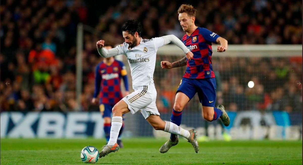 Isco conduce el balón ante Rakitic.