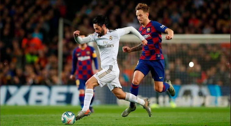 Isco conduce el balón ante Rakitic.