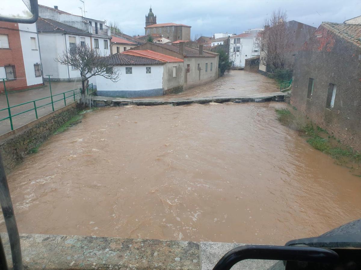 Crecida del arroyo Froya en Lumbrales. | Fotos: CASAMAR