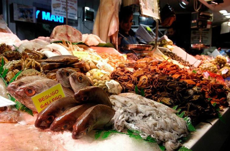 Besugo, calamar y marisco en una pescadería del Mercado  Central de Salamanca.