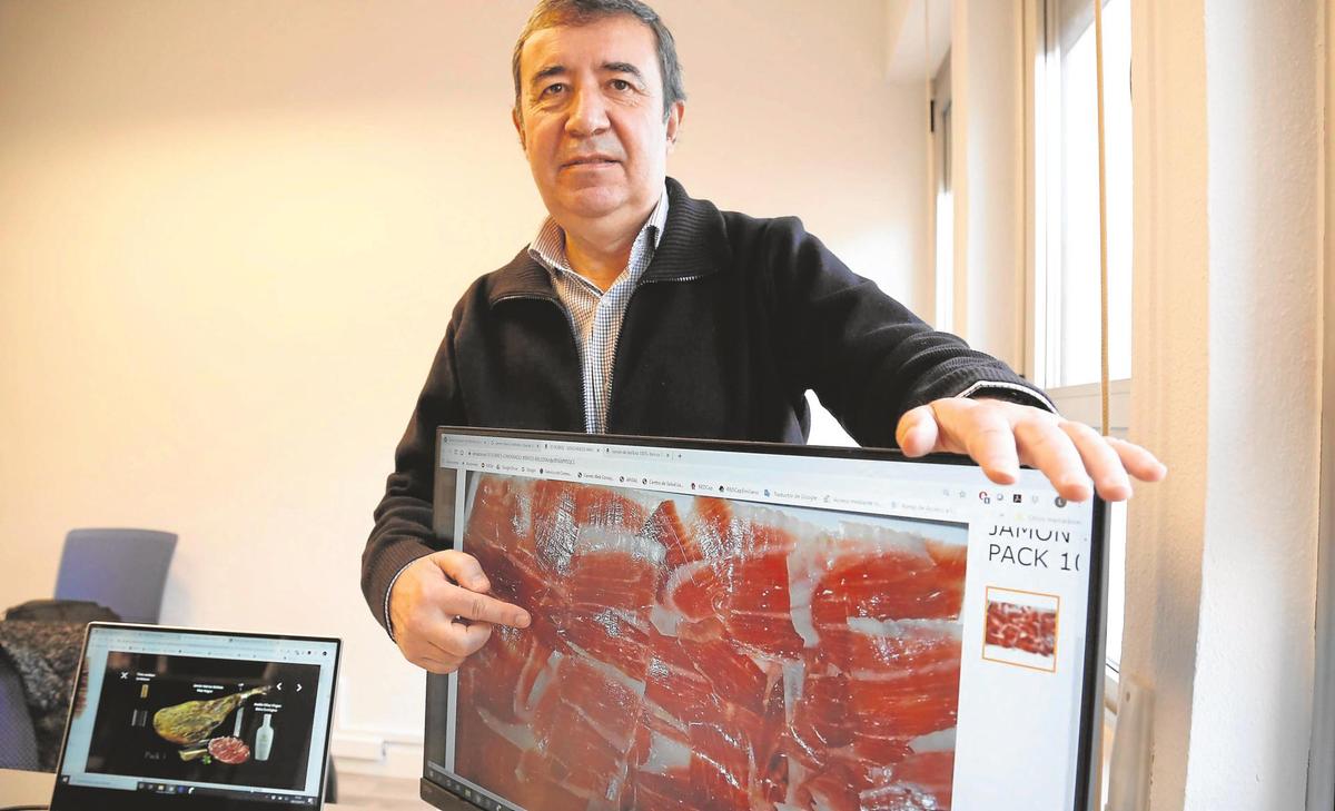 Luis García Ortiz muestra en sus monitores ejemplos de jamón ibérico con el que trabajarán durante el proyecto.