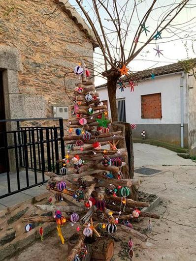 Imagen de un árbol elaborado con maderas en la Plaza.