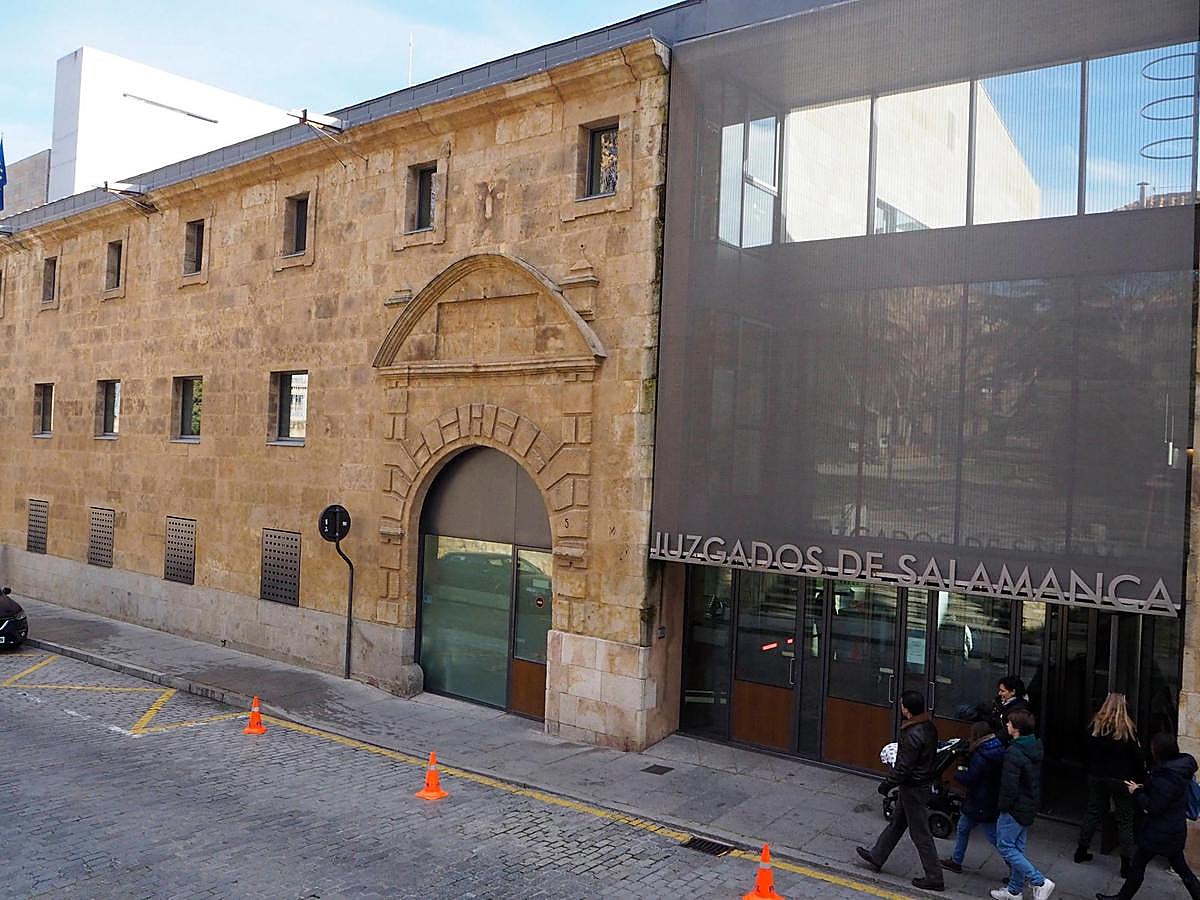 Entrada a los Juzgados de la Plaza de Colón.