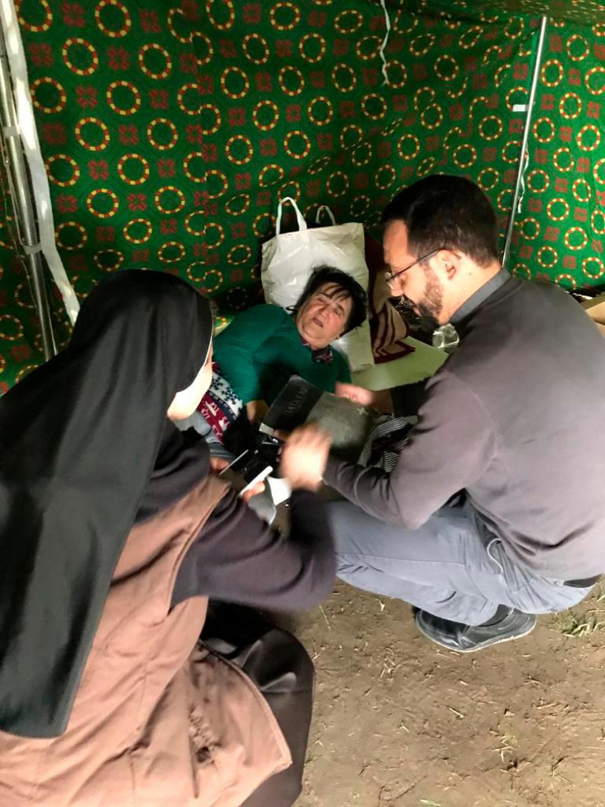 Laureano del Otero, con una de las víctimas del terremoto.