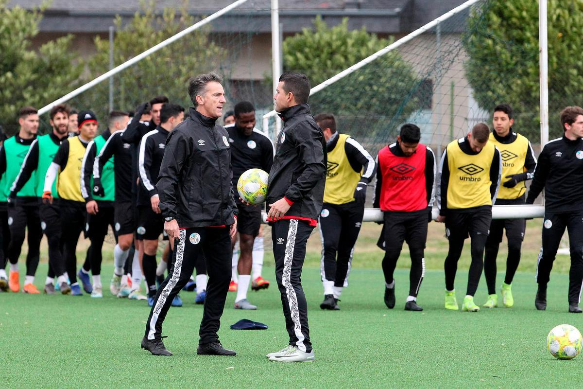 Aitor Larrazabal habla con su segundo, Jorge Perona, mientras los jugadores cargan con una portería en un entrenamiento en el Tori.