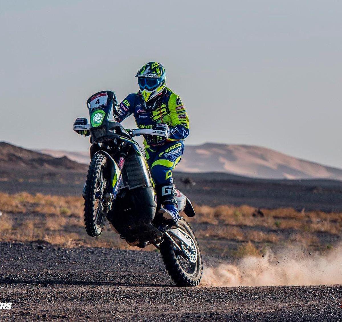 Lorenzo Santolino sobre su moto en Marruecos.