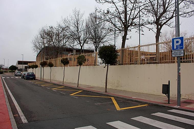 La nueva parada reservada para el autobús escolar junto al colegio.