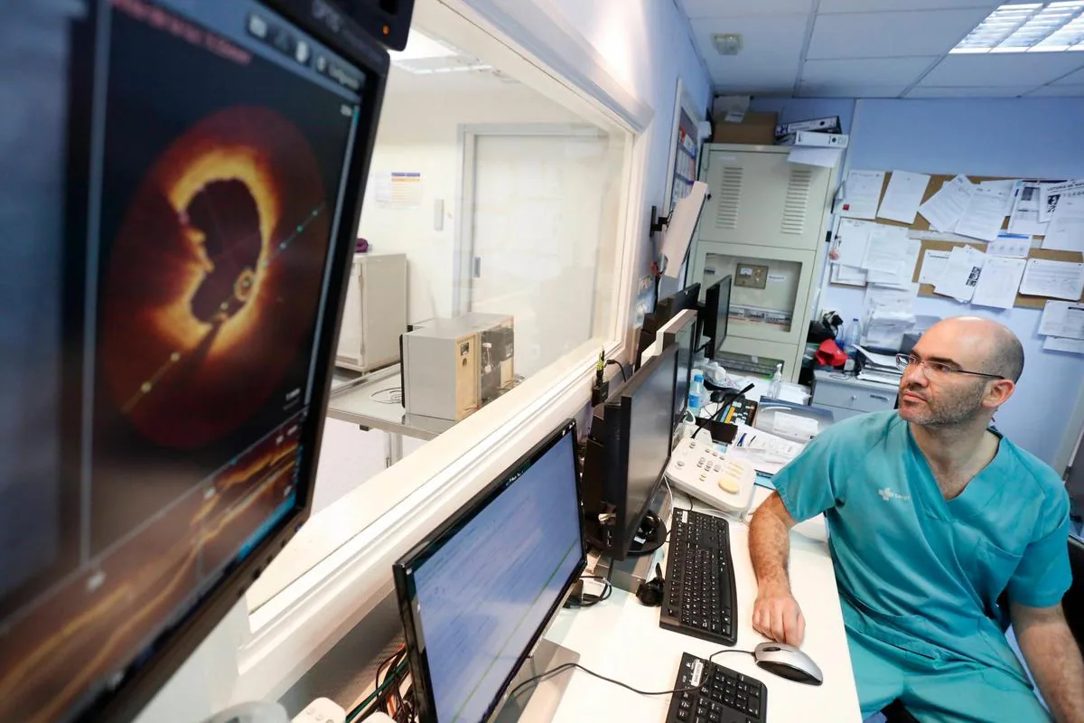 El doctor Alejandro Diego Nieto supervisa los monitores del área de Hemodinámica.