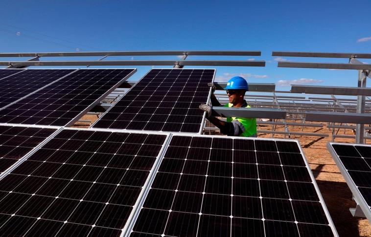 Instalación de paneles solares en la planta de Núñez de Balboa en Badajoz, parque que servirá de referencia para el de Ciudad Rodrigo.