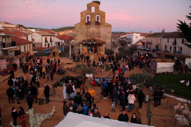 La plaza de Matilla se transformó en una auténtica aldea de la época para acoger el nacimiento del Niño Jesús.