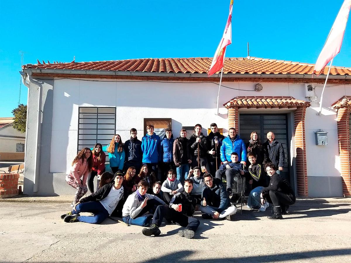 Los jóvenes de Larrodrigo arropando a los quintos con sus bastones de mando.