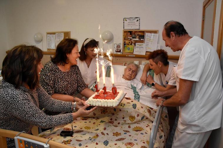 Josefa San Román recibiendo la felicitación de los trabajadores de la Residencia Mixta de la Diputación.