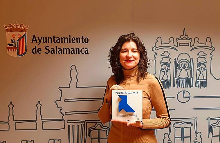 La concejala de Medio Ambiente, Myriam Rodríguez, con la ‘Pajarita Azul’.