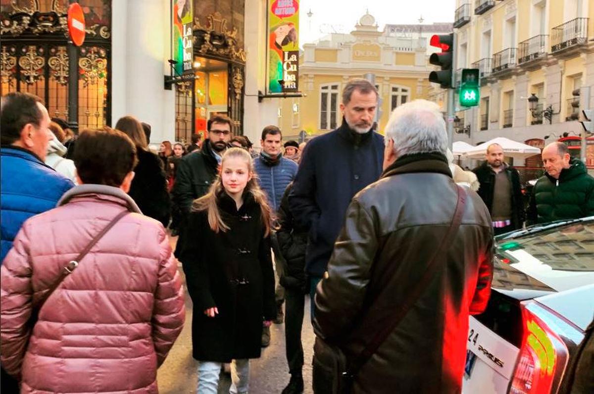 El rey Felipe y la princesa Leonor, durante su paseo.