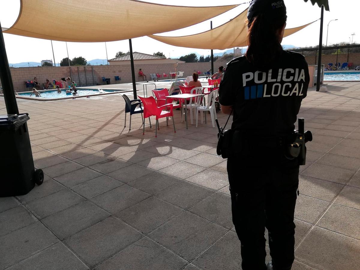 Una joven desnuda agrede a dos ancianos y dos policías en Mallorca | La  Gaceta de Salamanca