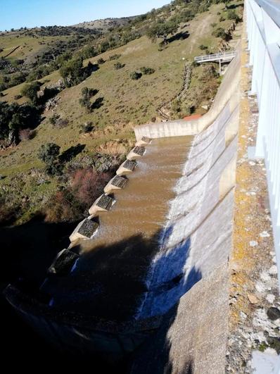 El agua cayendo por los aliviaderos de la presa.