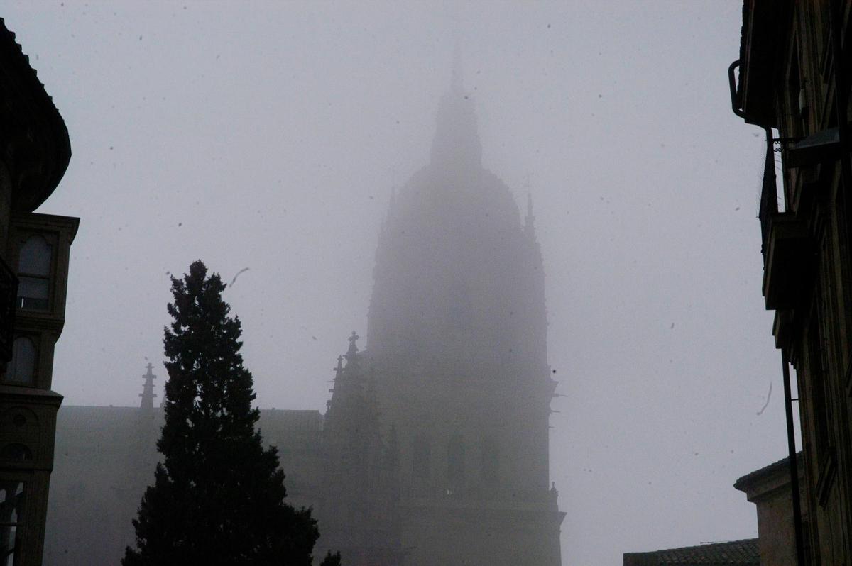 La Torre de las Campanas de la Catedral, envuelta en niebla.