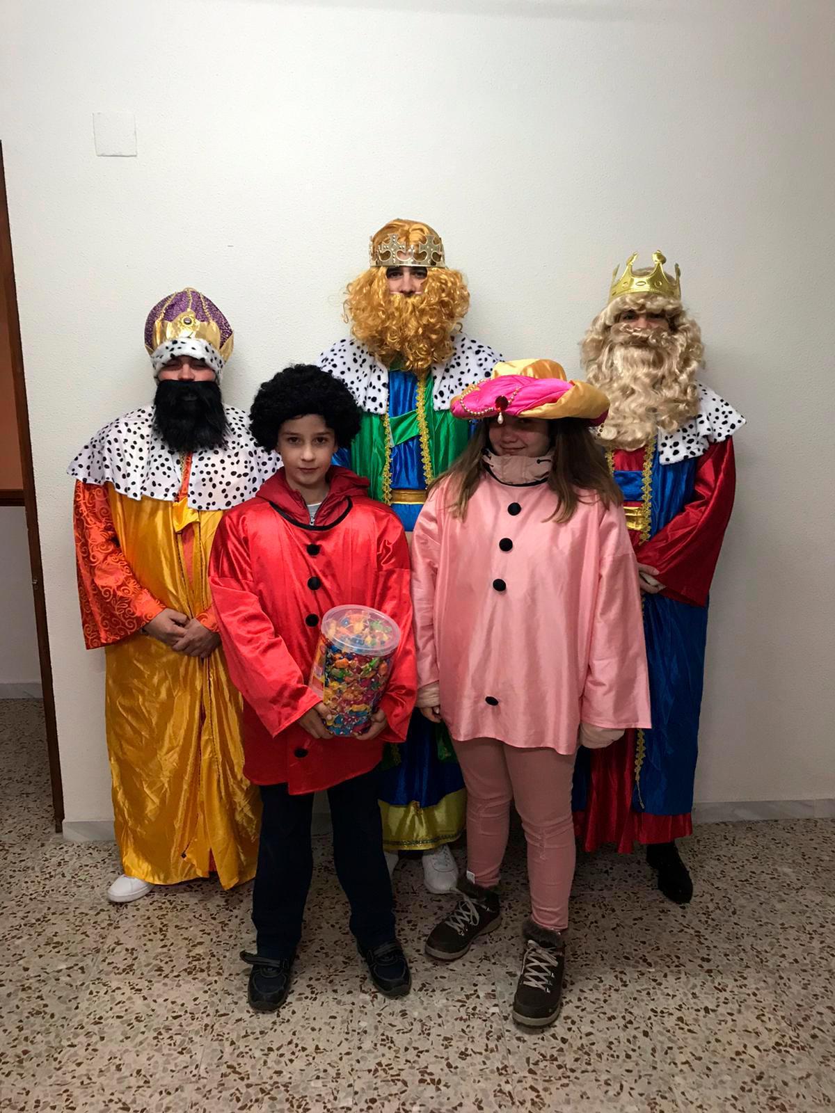 Niños vestidos de Reyes Magos en Peromingo. | Fotos: TEL